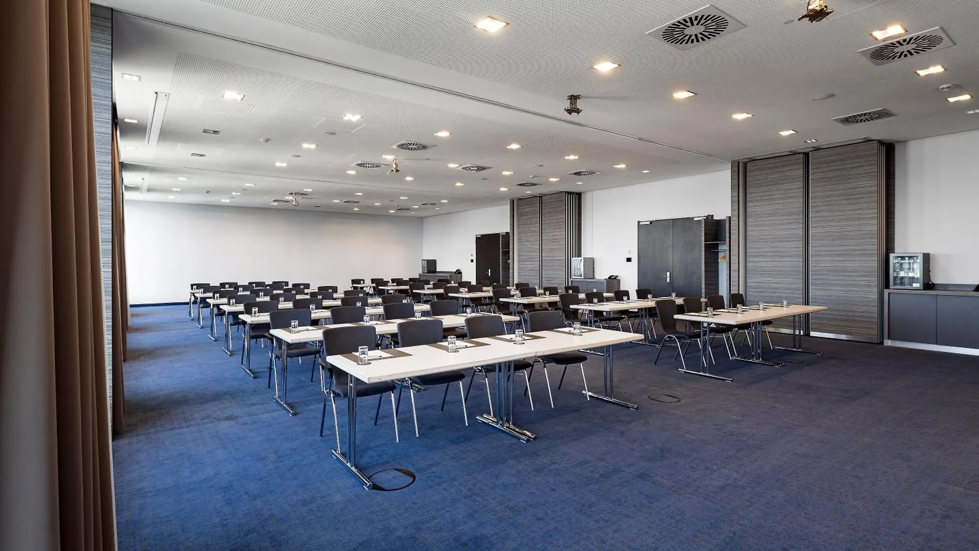Intercityhotel Hamburg Dammtor-Messe 4*,
