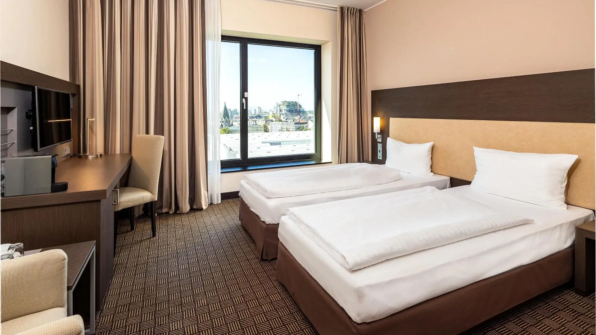 Intercityhotel Hamburg Dammtor-Messe 4*,